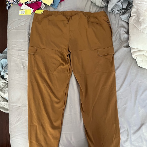 ALL IN MOTION| Men’s Woven Cargo Jogger Pants in Butterscotch - Picture 7 of 8